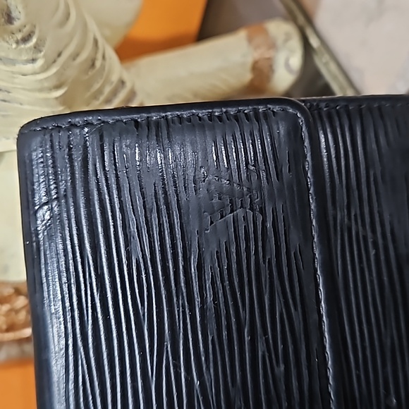 Louis Vuitton Black Epi Leather Sarah Wallet CA4039 GUC - Picture 5 of 17